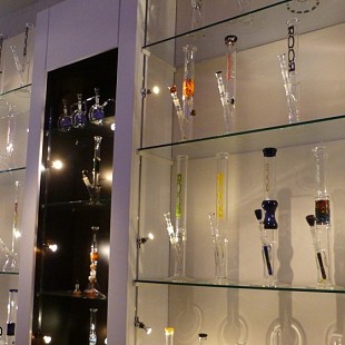 RooR-Glass-Shop-Bongs-Smokers-Gu