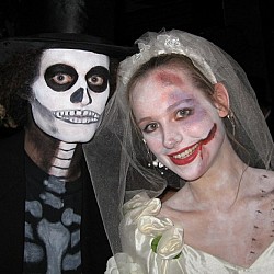 halloween06-wedded-e140032599519